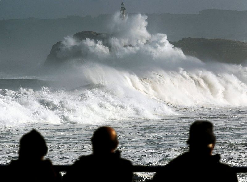 Un nuevo temporal activa la alerta roja por olas de diez metros en Galicia, Asturias y Cantabria