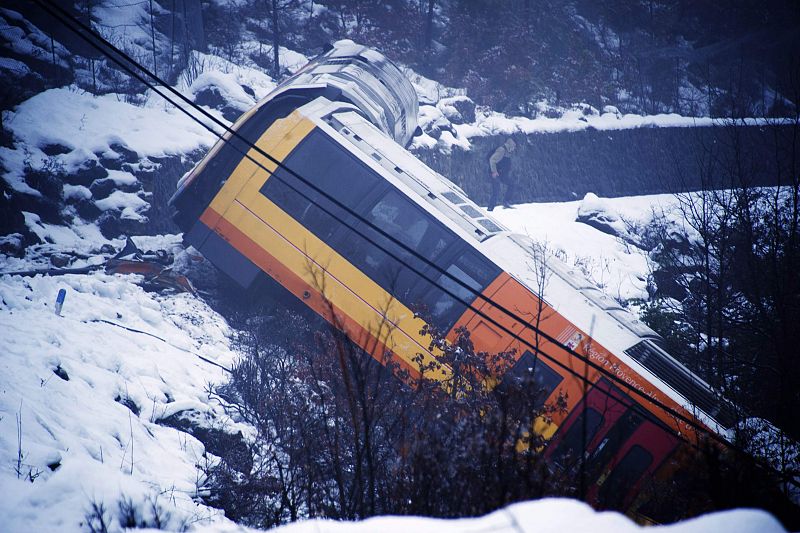 Al menos dos muertos y siete heridos al descarrilar un tren turístico en los Alpes franceses