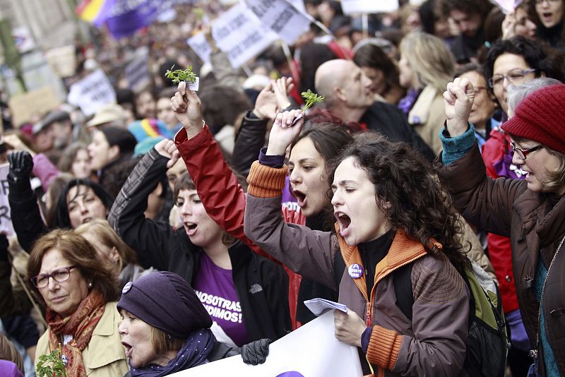 Miles de personas se manifiestan en Madrid contra la reforma de la ley de aborto con ruda y perejil