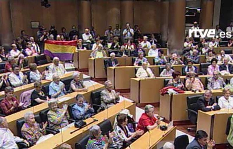 Bono reprende a un homenajeado por mostrar la "ilegal" bandera republicana