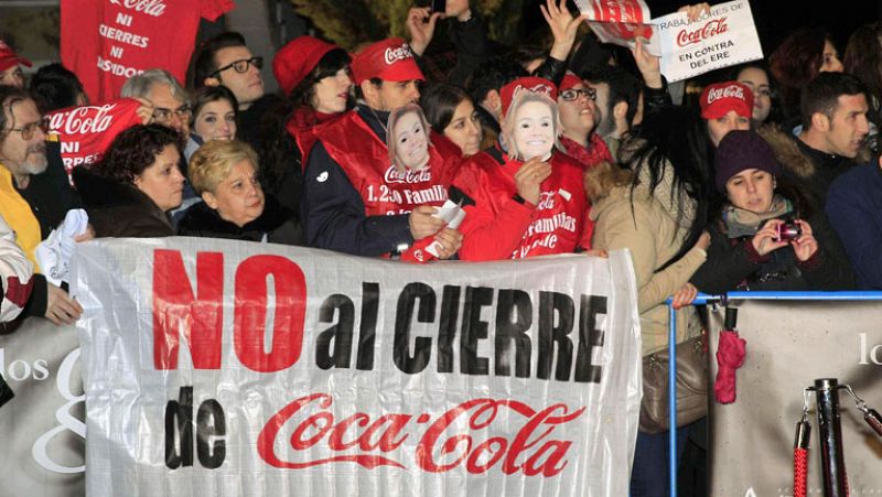 Las protestas contra el ERE de Coca-Cola llegan a la alfombra roja de los Premios Goya 2014