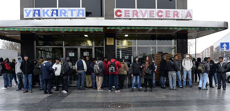 El empleo en las grandes empresas cayó un 2,3% en 2013, mientras el salario medio se estancó