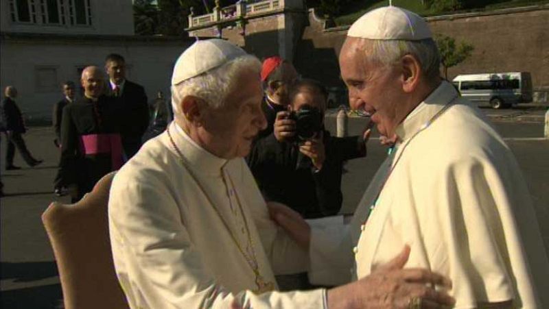 El papa Francisco recuerda a su antecesor como un "hombre valiente y humilde"