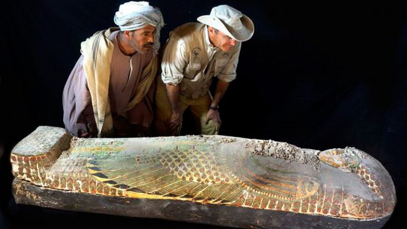 Descubren en Egipto un ataúd intacto con una momia del año 1600 a.C.
