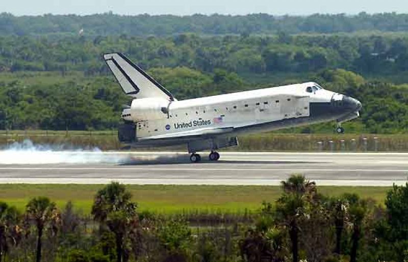 El transbordador Discovery aterriza sin problemas en Florida