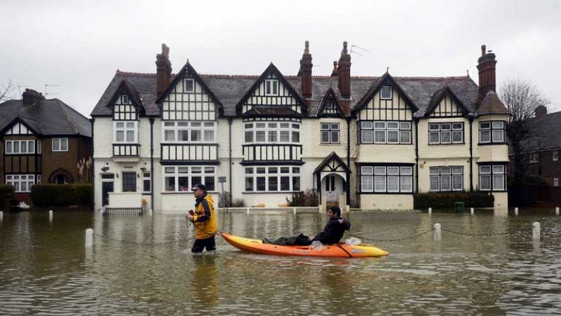 Otra noche de lluvia y fuerte viento deja dos muertos y varios heridos en Reino Unido