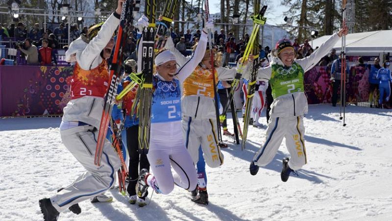 Suecia gana el relevo femenino en esquí de fondo con hundimiento de Noruega