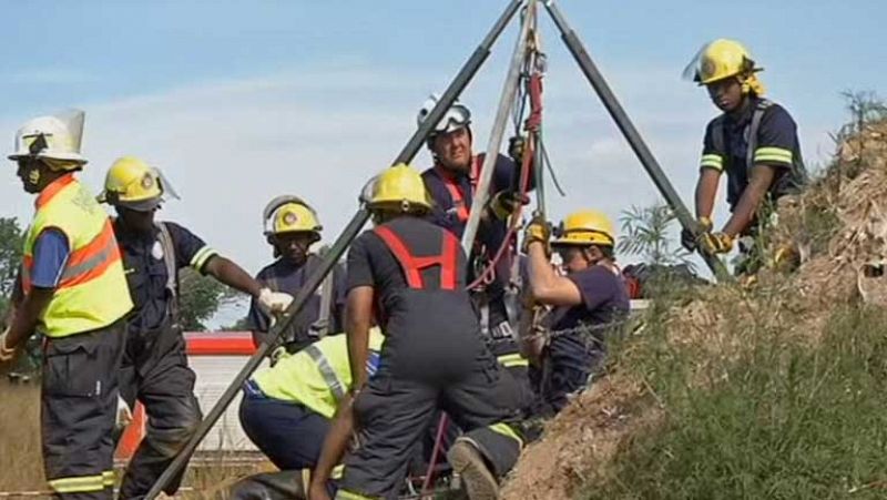 Rescatan a 11 mineros sepultados bajo tierra en una explotación abandonada en Sudáfrica