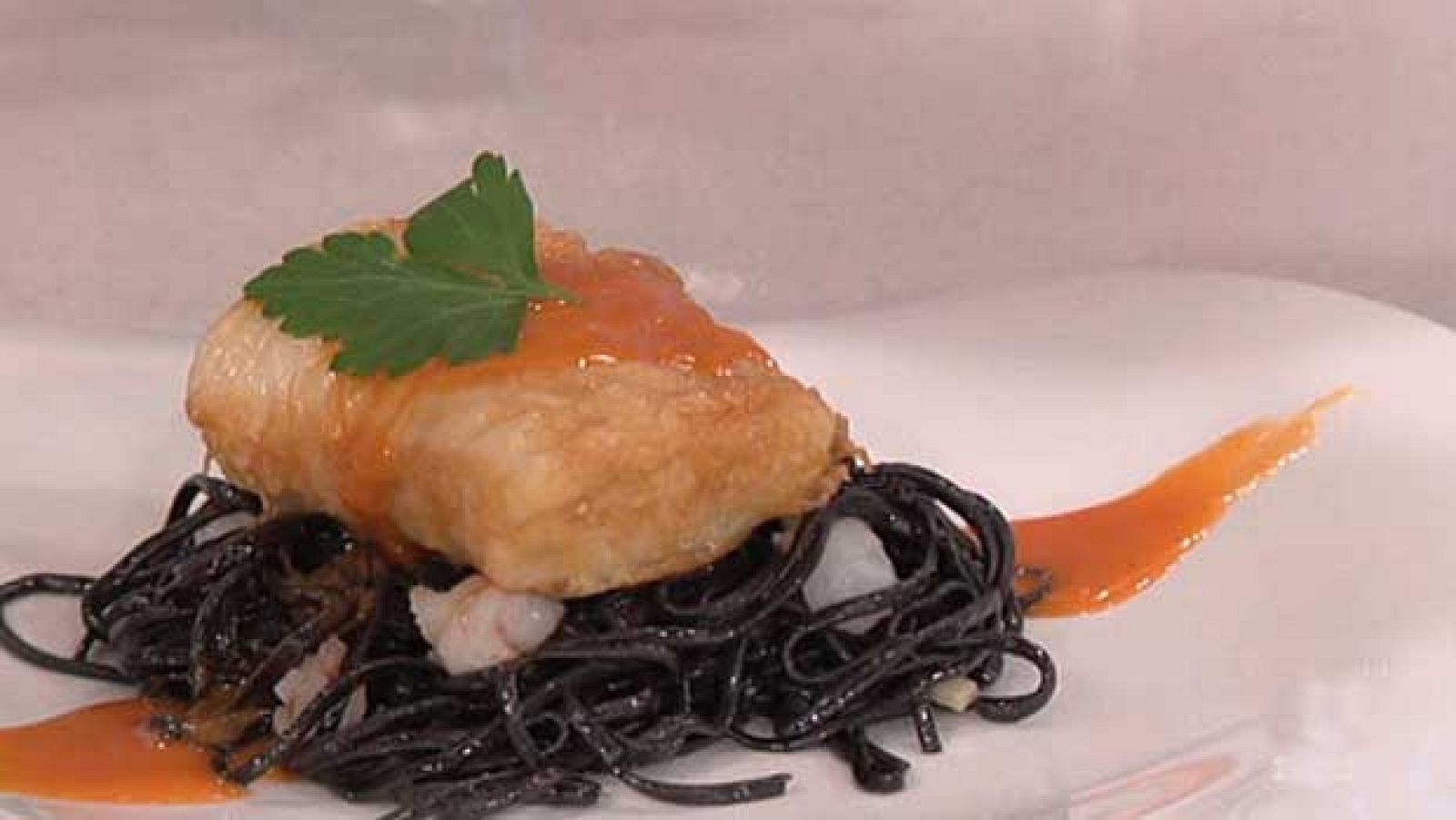 Bacalao en salsa de pimiento choricero con pasta salteada