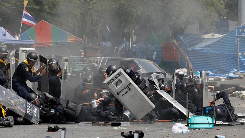 Cuatro muertos en Tailandia en el desalojo de los campamentos de opositores en Bangkok