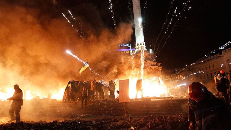 La policía asalta la plaza de los manifestantes en Kiev tras la muerte de 21 personas