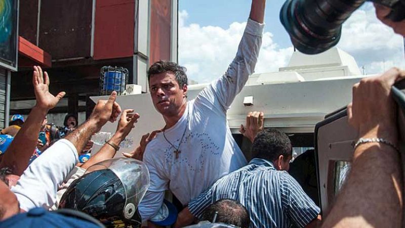 El opositor Leopoldo López se entrega a la policía venezolana en una nueva jornada de marchas