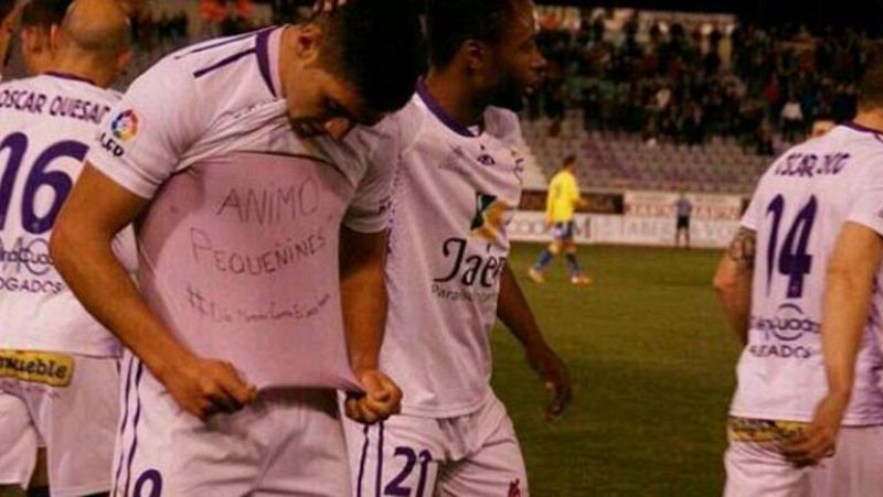 Competición multa a un jugador del Jaén por mostrar una camiseta en apoyo a niños con cáncer