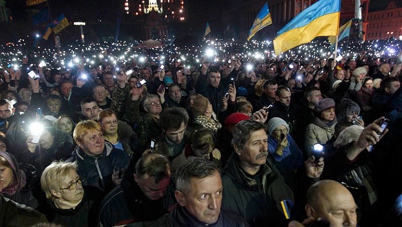 Yanukóvich y la oposición firman un acuerdo para adelantar las elecciones y frenar la violencia