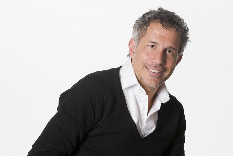Ignacio Elguero invita a "disfrutar recordando" con una novela con banda sonora