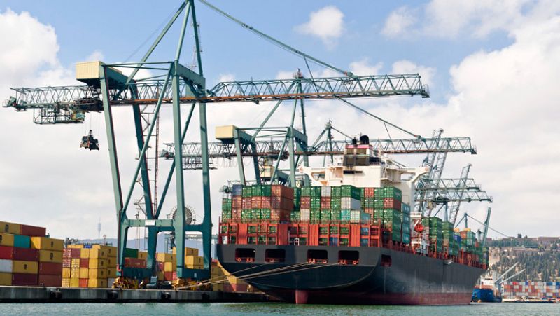 El déficit comercial bajó un 48,1% en 2013 hasta los 15.955 millones, con récord de exportaciones