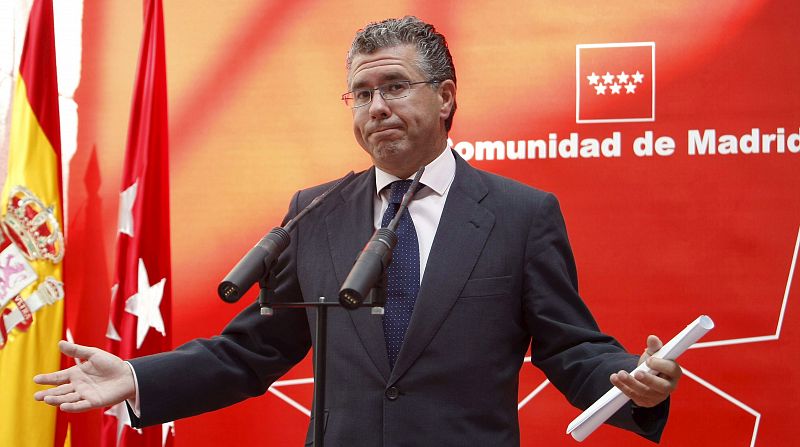 Granados hace efectiva su renuncia como senador y diputado de Madrid
