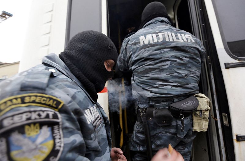 El ministro del Interior de Ucrania disuelve la policía antidisturbios