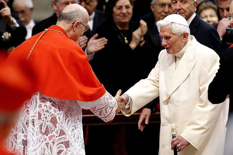 Benedicto XVI califica de "absurdas" las especulaciones sobre su renuncia