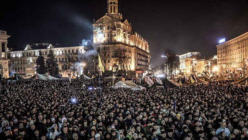 Los manifestantes de Kiev aprueban el Gobierno de Unidad Nacional liderado por Yatseniuk