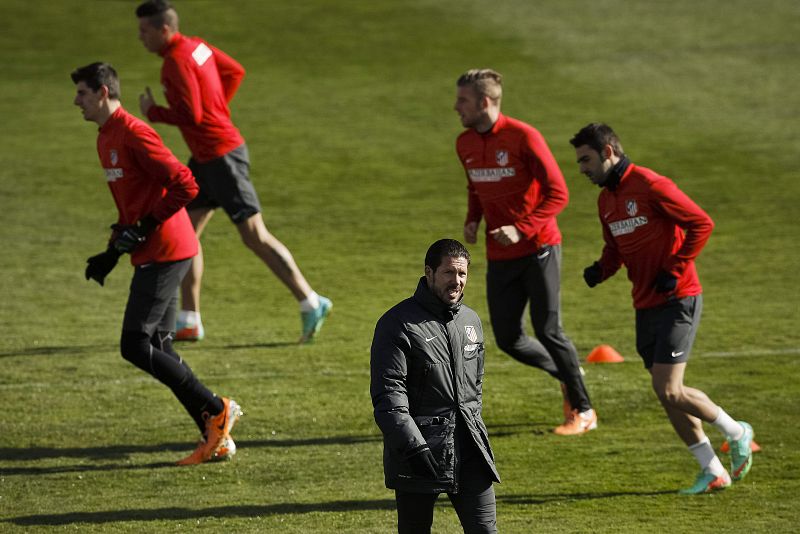 Simeone prueba un once para el derbi con Raúl García y sin Villa ni Diego