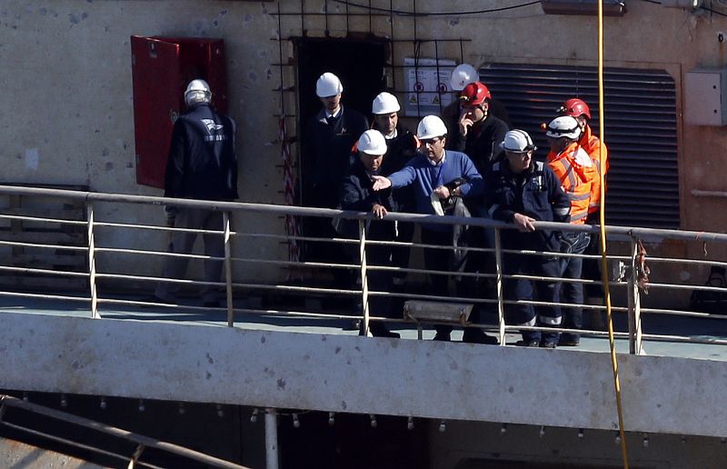El capitán del 'Costa Concordia' vuelve a bordo del barco para la investigación del naufragio