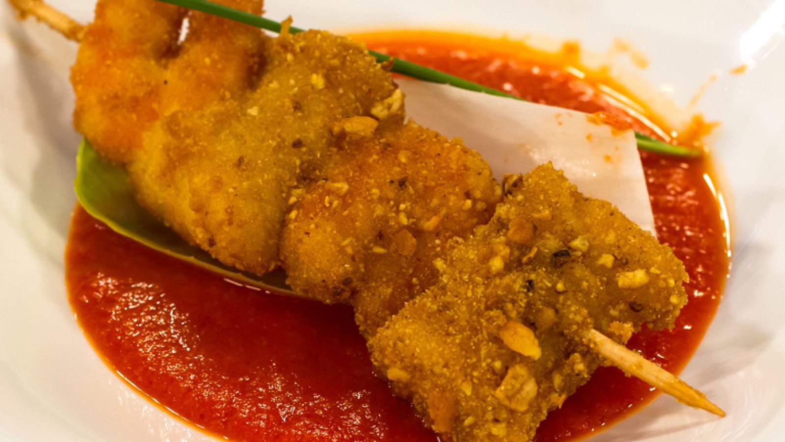 Palitos de langostino y lenguado rebozados con salsa aromatizada