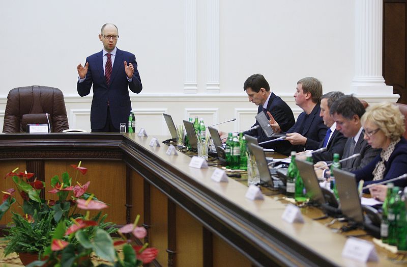 El nuevo Gobierno ucraniano pide ayuda económica al FMI y anuncia recortes "dolorosos"