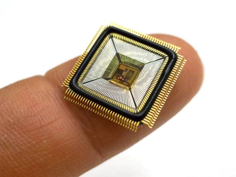 Un nuevo microchip implantable en el oído para mejorar los implantes cocleares