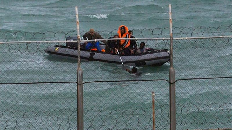 Interior pide a la UE "ayuda de emergencia" para hacer frente a la inmigración en Ceuta y Melilla