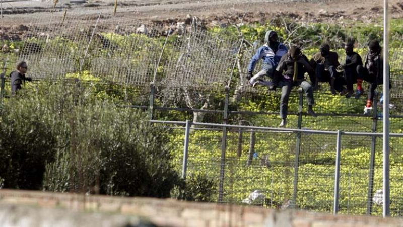 Unos 1.600 inmigrantes intentan sin éxito en dos ocasiones saltar la valla de Ceuta