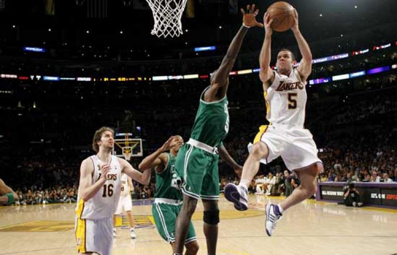 Los Lakers de Gasol salvan el primer 'match-ball'