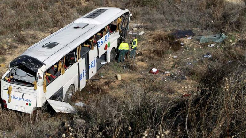 Tres heridos graves al despeñarse un autobús escolar en la localidad valenciana de Dos Aguas