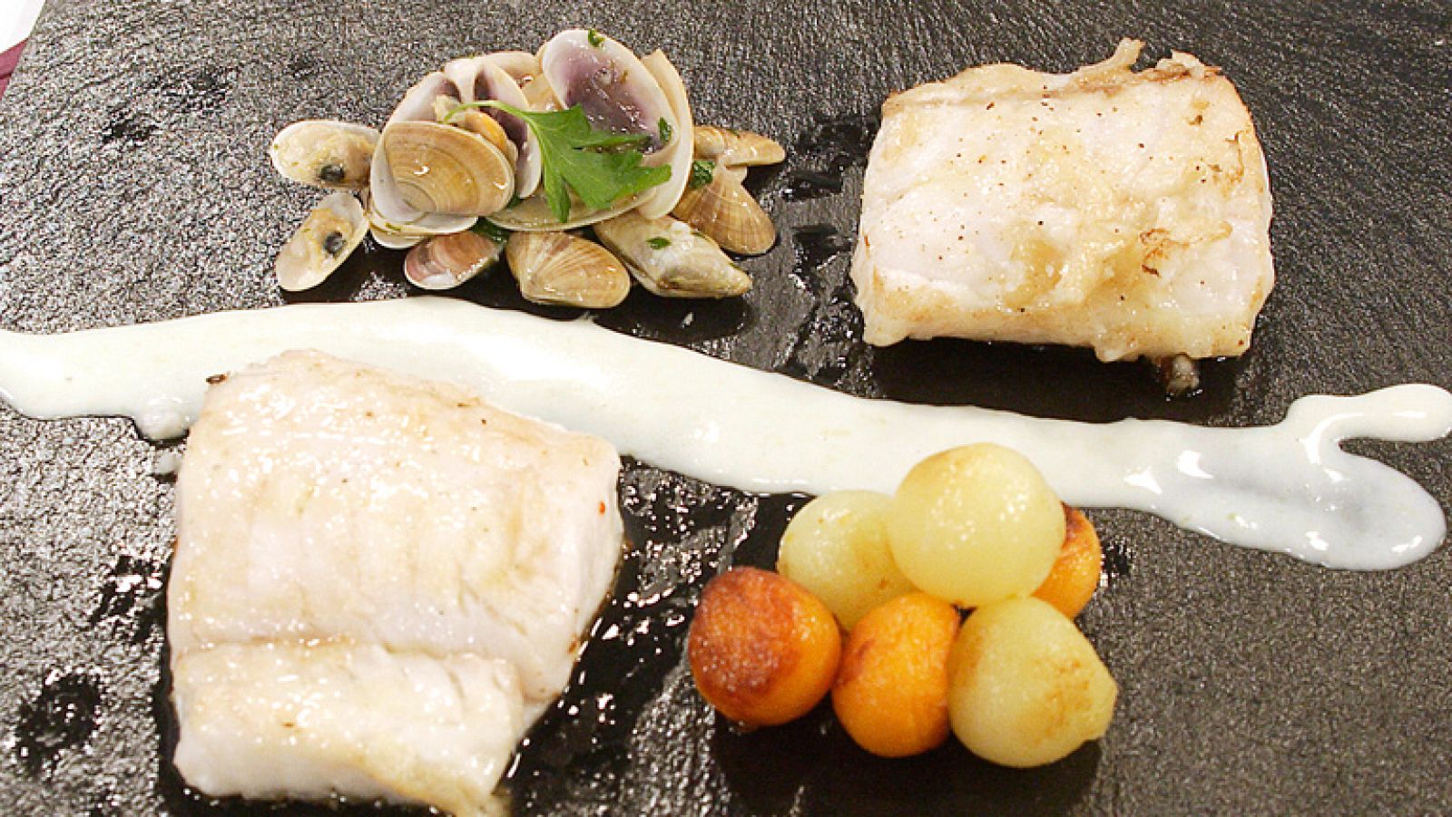 Merluza a la crema con coquinas a la plancha