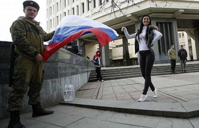 El Parlamento de Crimea vota a favor de la anexión a Rusia y Ucrania dice que protegerá su territorio