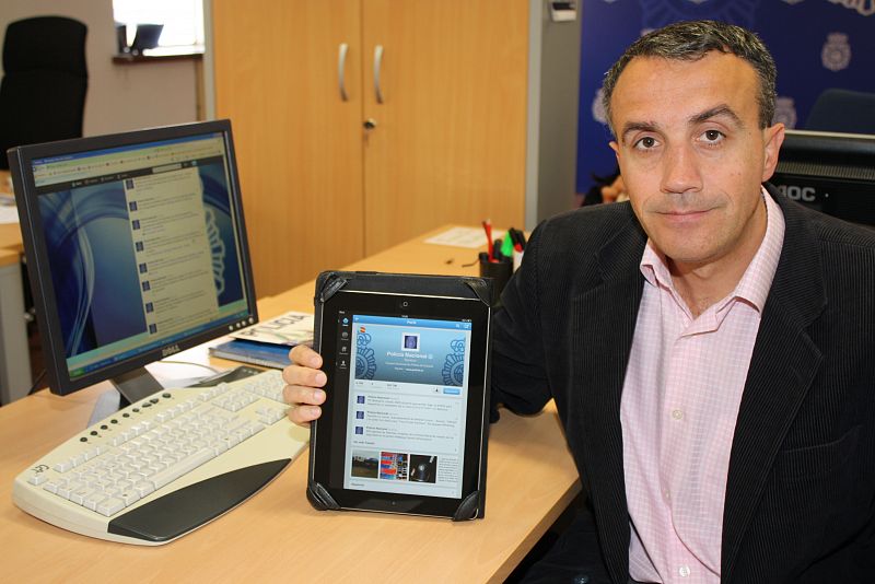 Carlos Fernández Guerra, el alma tras la cuenta de Twitter de @policia