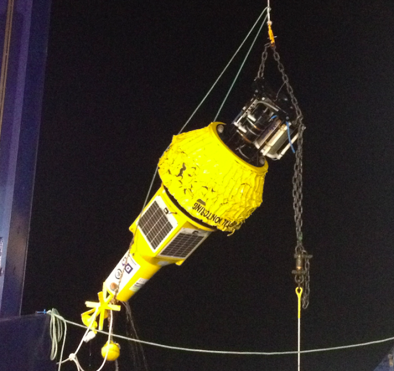 Un robot submarino recupera en el volcán de El Hierro la boya perdida con importantes daños