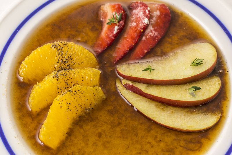 Sopa de Pedro Xim�nez con ensalada de fruta y vela de caramelo