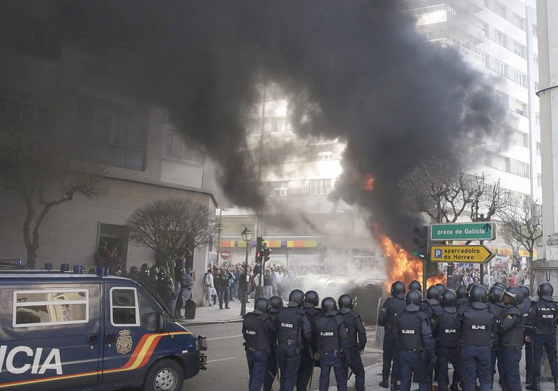 Ocho policías heridos y tres detenidos en una protesta de pescadores en Santiago