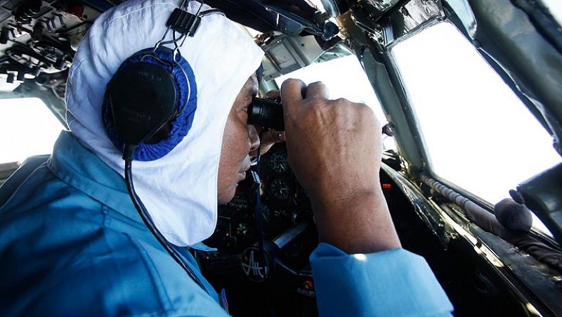 La Fuerza Aérea de Malasia investiga si el avión desaparecido cambió de rumbo al oeste