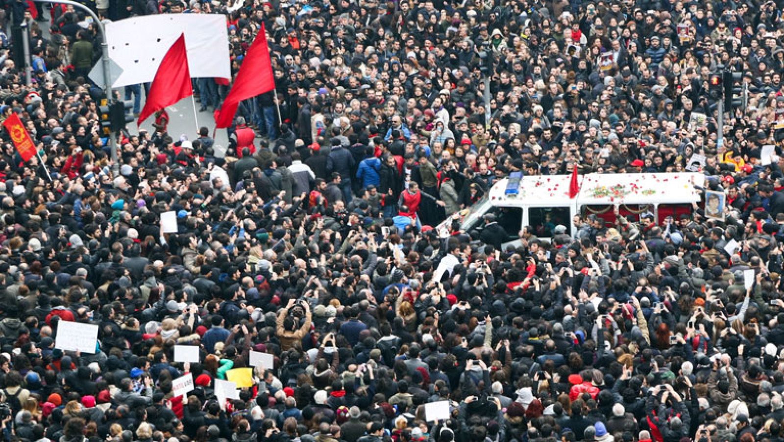 La policía carga en Estambul contra miles de manifestantes en el entierro de un adolescente