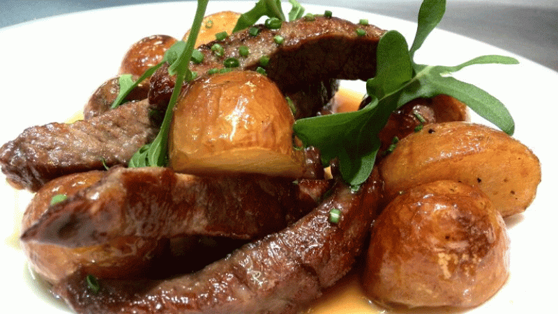 Salteado de secreto ibérico con patata a la miel de romero