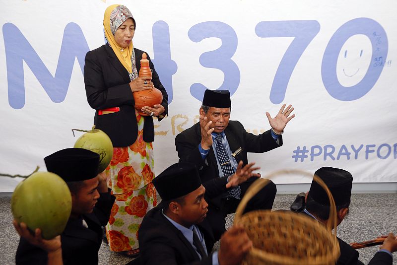 Los malasios se encomiendan a los rituales de magia  para buscar pistas del avión desaparecido