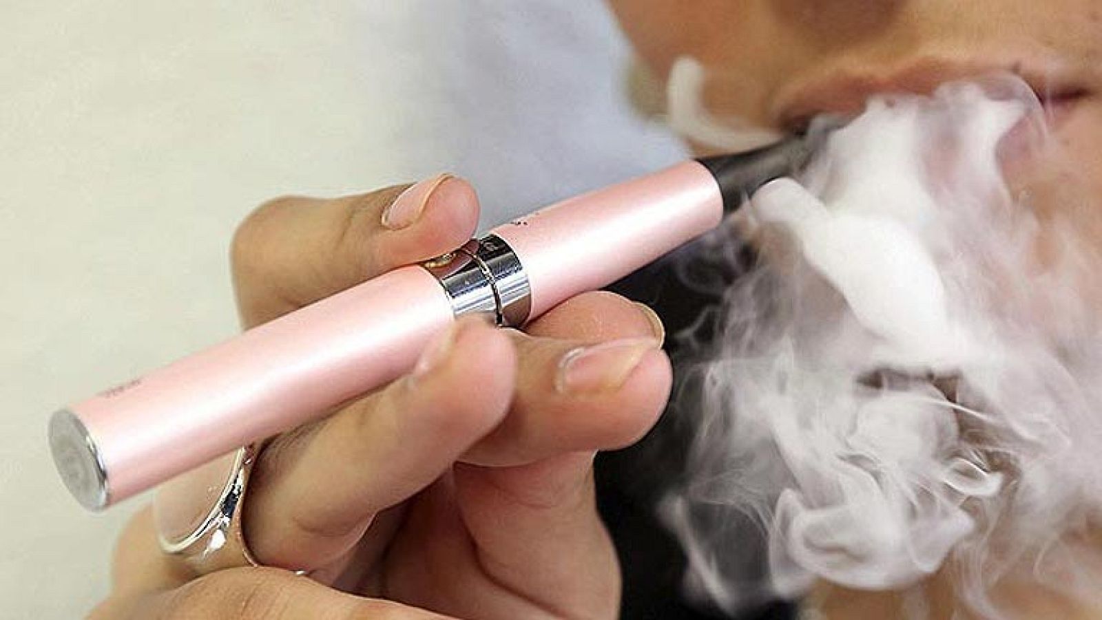 Diagnostican en Galicia la primera neumonía en España por cigarro electrónico | Ver