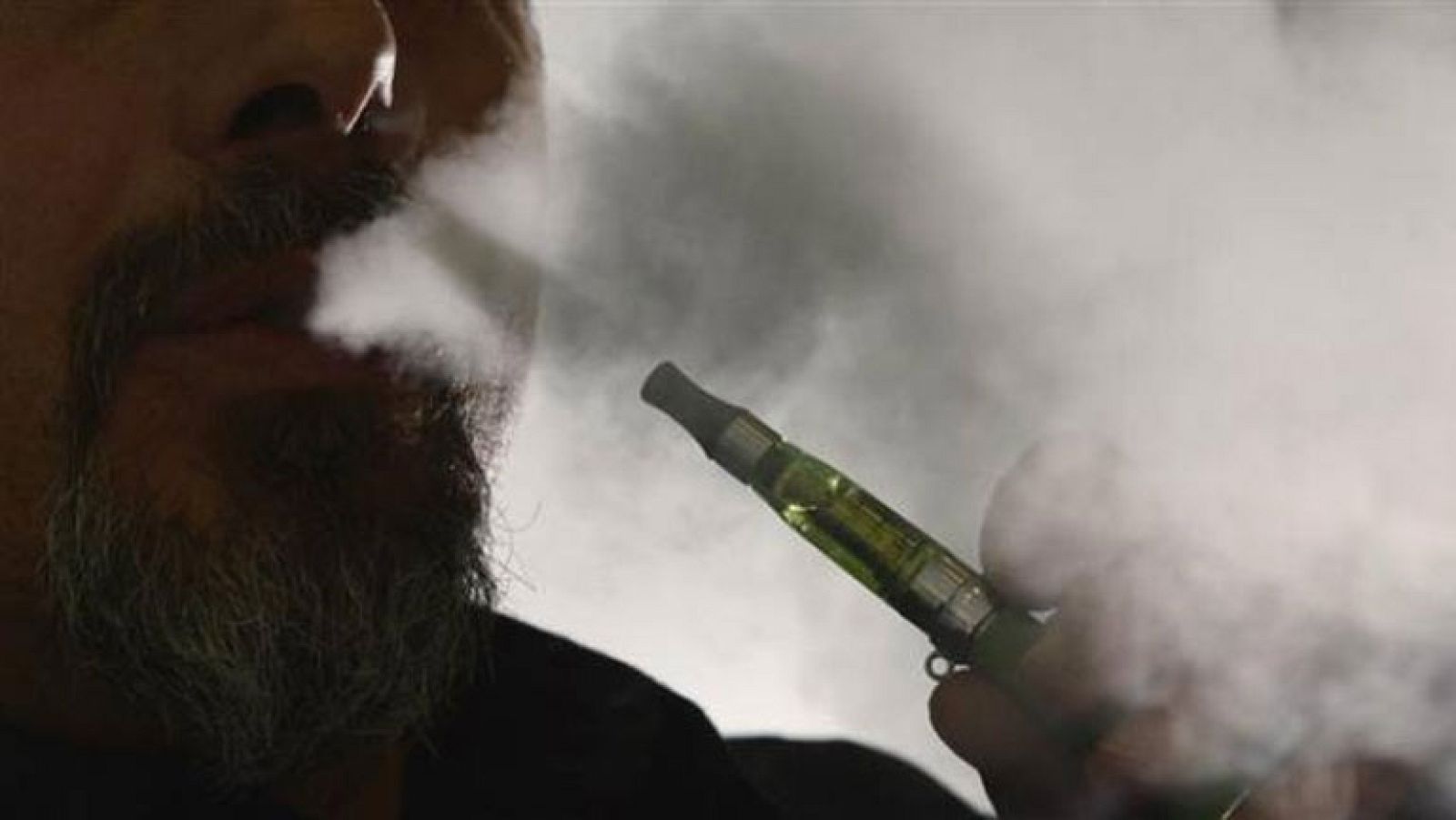 Médicos y enfermeros manifiestan su rechazo al cigarrillo electrónico