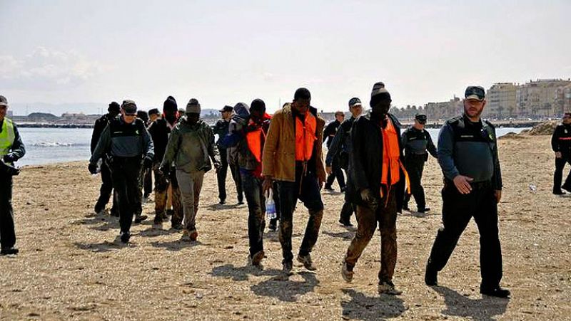 Llegan a las playas de Melilla y de Almería dos pateras con más de 70 inmigrantes