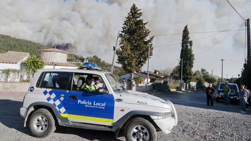 Continúan las labores de extinción del incendio de Girona para cerrar el perímetro
