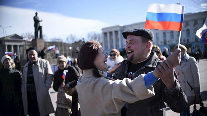 Putin firma el reconocimiento de la independencia de Crimea y estudia su adhesión
