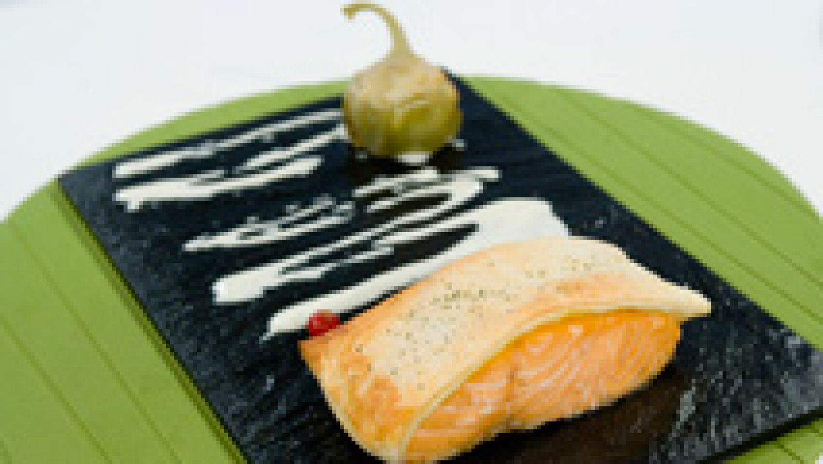 Salmón al horno crujiente con salsa eneldo