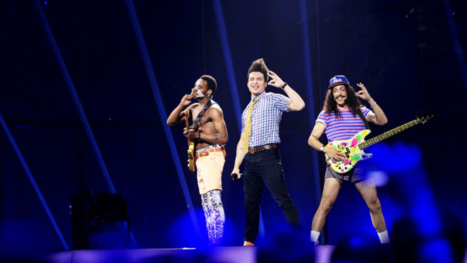 TWIN TWIN canta "Moustache" en representación de Francia